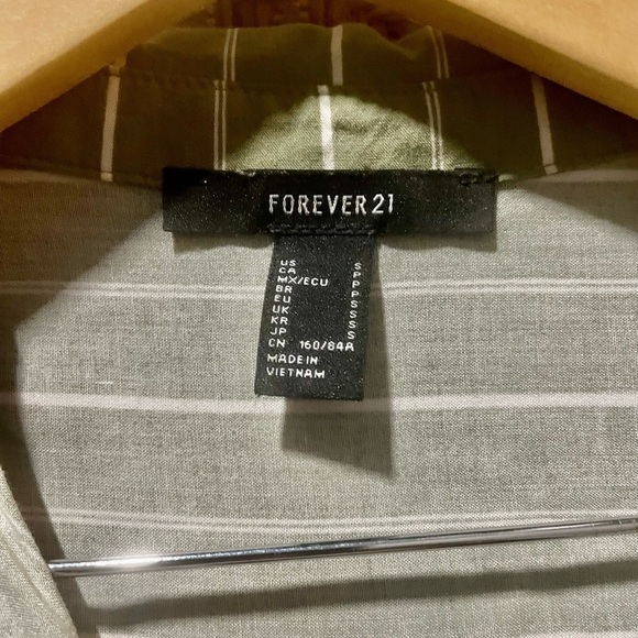 ☀️Forever 21 Spread Collar Short Sleeve Stripe Shirt Olive/Cream Size Small - Picture 5 of 5